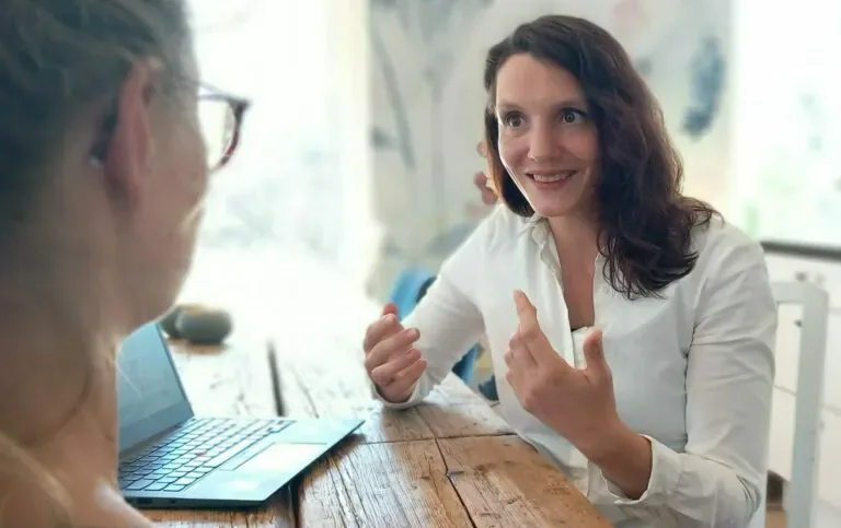 Annika Mahmood im Beratungsgespräch